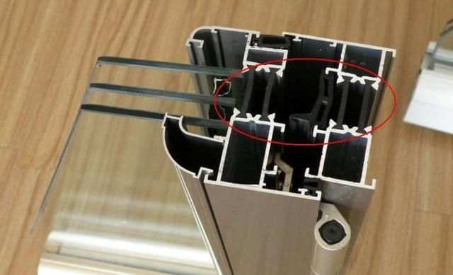 如何區(qū)分?jǐn)鄻蜾X門窗的隔熱條是尼龍還是PVC？