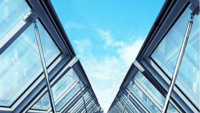 嫌上千塊的斷橋鋁門窗貴，用了幾百元的，住了幾年后我們在對比下